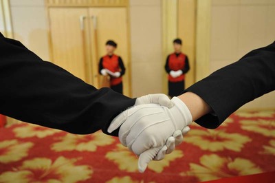 两会中的服务员们 无声的奉献，卓越的会议服务